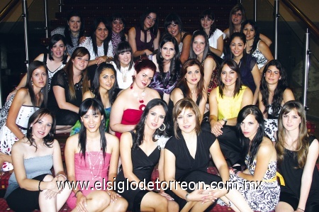 Alejandra Salas Rodríguez acompañada por sus amigas en su despedida de soltera.