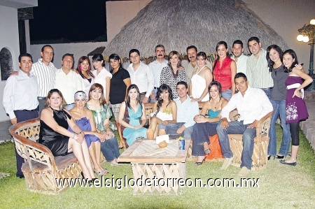 En pareja 
Emmy Arreola y Sinuhé Bandres acompañados por sus mejores amigos en su fiesta de despedida.