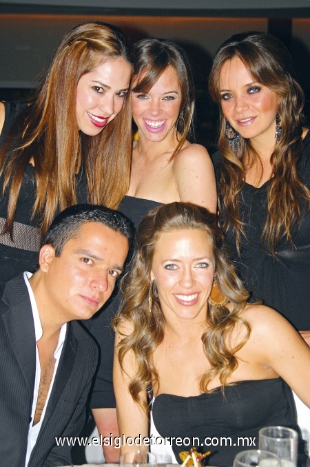 Marisú del Bosque, Cecy Villarreal, Ana Yolu, Alejandro Cisneros y Gaby Villarreal.