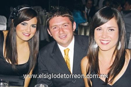 Celebran con fines altruistas 
Brenda Murguía, Rodrigo Murra y Daniela Martínez.