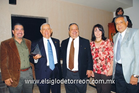 Quintín Balderrama, Rector saliente de la UIA, al momento de recibir un reconocimiento por su trayectoria en dicha universidad.