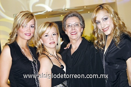 Rosalyz Orozco, Paola Culá, Rosario Fernández y Cecy Flores.