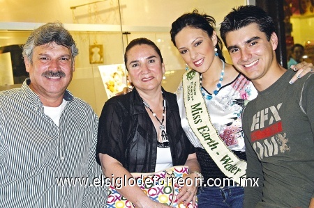 Nueva colección
Luis Javier Mendoza, Cecilia de Mendoza, Abigail (Miss Earth) y Luis Javier Mendoza.