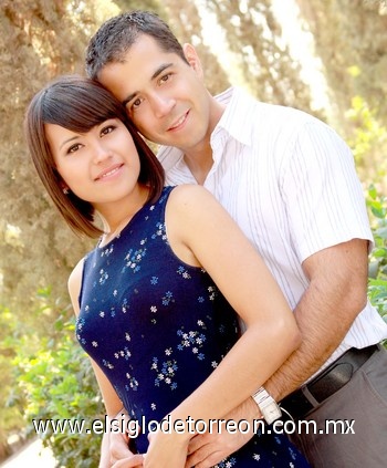 13052009 Adriana Puentes Olmos y Miguel Ángel Flores Treviño, fueron festejados con motivo de su boda a celebrarse el 23 de mayo de 2009.