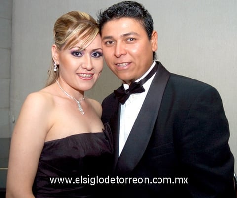 14052009 Haydé Aguirre y Álvaro Kentaurus, se divirtieron en este acontecimiento de boda.
