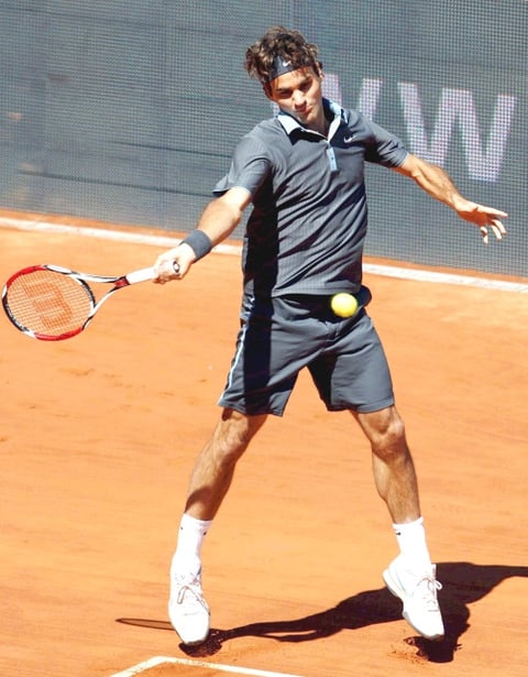 Federer cortó hoy esa racha, como también fue capaz de quebrar, en la final de Hamburgo de 2007, el récord mundial de 81 victorias seguidas sobre tierra, al imponerse al español por primera vez sobre tierra batida.