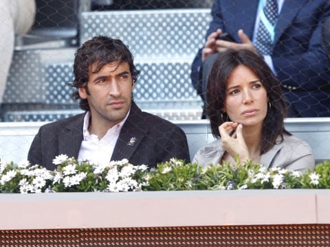 El delantero del Real Madrid, Raúl González, y su mujer la modelo Mamen Sanz. asistieron al partido para apoyar al español Nadal.