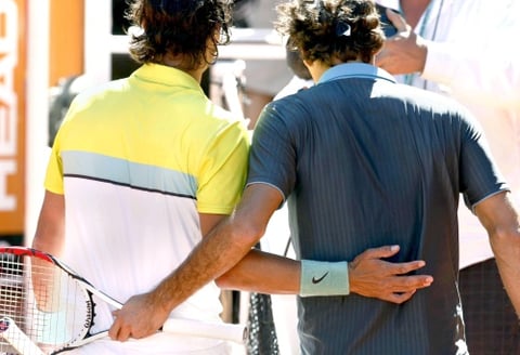 Federer y Nadal bromearon tras recibir sus trofeos, en contraste a la imagen del pasado febrero, cuando el helvético lloró al perder ante el mallorquín la final del Abierto de Australia.