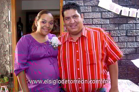 18052009 Graciela Mijares de Sánchez junto a su esposo Genaro Sánchez el día de su fiesta de canastilla.