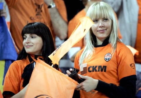Lindas aficionadas ucranianas presenciaron la victoria de su equipo.