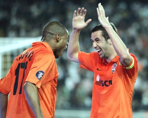 El Shakhtar construyó un castillo en el que resguardarse de las embestidas alemanas, que a punto estuvieron de lograr el empate con un fuerte disparo del griego Tziolis desde la media luna del área ucraniana.