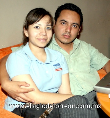 21052009 Liliana Martínez e Iván Magallanes, en una tarde de café en conocido lugar.