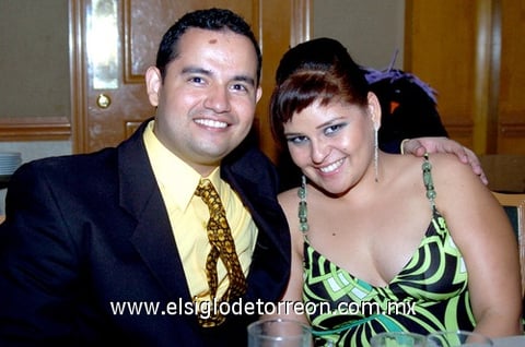 21052009 Hugo Canales y Claudia Rea, pasaron una velada muy alegre y colmada de parabienes para los novios.