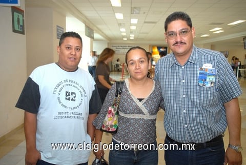 25052009 Enrique González se fue a la Ciudad de México y fue despedido por su esposa Magdalena Rivera y su amigo César Alejandro.