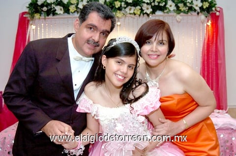 17052009 Roberto Pérez Jiménez y Lupita González de Pérez con su hija Nuria Ivanna. EL SIGLO DE TORREÓN / JESÚS HERNÁNDEZ