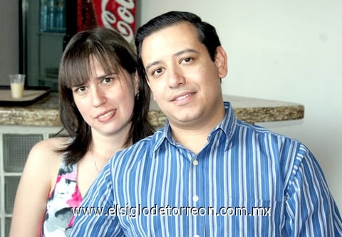 26052009 Érika Camargo y Marco Antonio Gámez disfrutaron de reciente reunión.
