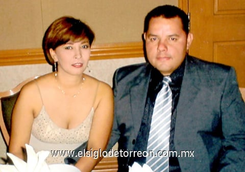28052009 Laura Guerra y Jorge Marrufo disfrutaron de reciente festejo.