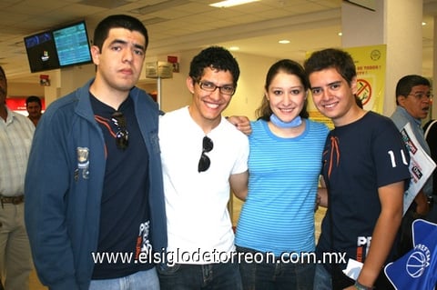 30052009 Chava Flores, Mario Mont, Mayra Rangel y Alan Lomas se fueron a disfrutar de Puerto Escondido.