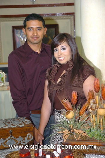 01062009 Felices. Denisse y Gerardo disfrutaron de la agradable despedida organizada en su honor.  FOTOGRAFÍA / ÉRICK SOTOMAYOR