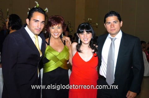 01062009 Genoveva Madinaveitia junto a sus hijos Gustavo, Marcela y Manuel Soto.
