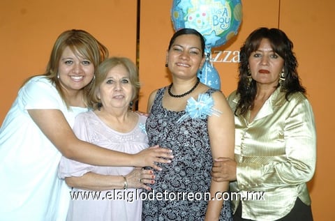 01062009 Argelia Monserrat García de Salazar junto a amistades que asistieron a su fiesta de canastilla.