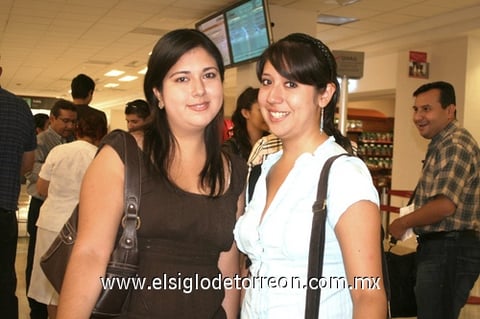 01062009 Rebeca Alcaraz Flores fue despedida antes de partir hacia Valladolid, España, por su hermana Elizabeth.