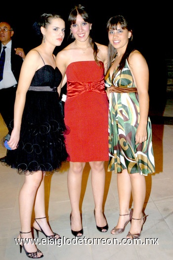 02062009 Muy guapas lucieron las chicas graduadas.