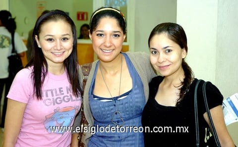 02062009 Para disfrutar de unas vacaciones se fue a Chicago Tensy Ortega y fue despedida por Liliann Ávalos y Arlette Adame.