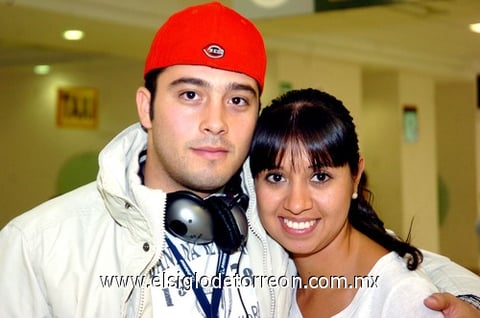 02062009 Omar Rodríguez se fue a la Ciudad de México para recibir un curso y fue despedido por su novia Ale Villegas.
