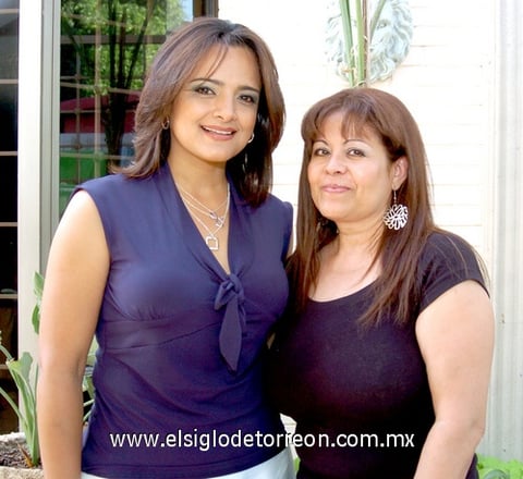 03062009 Paty y Carmelita, presidentas saliente y entrante, respectivamente.