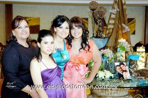 03062009 La festejada en compañía de las organizadoras de su fiesta prenupcial, María del Rosario Sanz de Soto, Bárbara Soto y Valeria Soto.