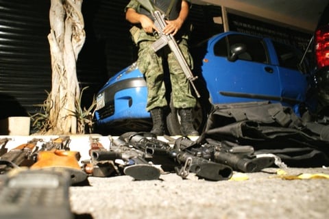 El comandante de la 27 Zona Militar, Daniel Velasco Ramírez, presentó el armamento utilizado y asegurado a los facinerosos en el interior de una finca.