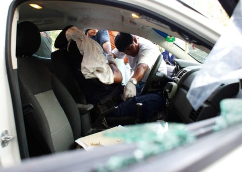 Tres policías municipales de Acapulco fueron asesinados un día después de que un tiroteo de cinco horas en la zona hotelera de ese destino turístico dejara 16 sicarios y dos militares. muertos.
