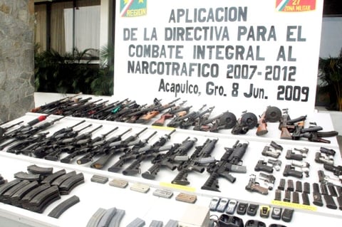 El armamento está compuesto de 39 armas largas, entre rifles de asalto AK-47 y AR-15, así como 13 armas cortas, un total de 20 granadas, 196 cargadores de todo tipo, además de siete mil 287 cartuchos útiles de diversos calibres.