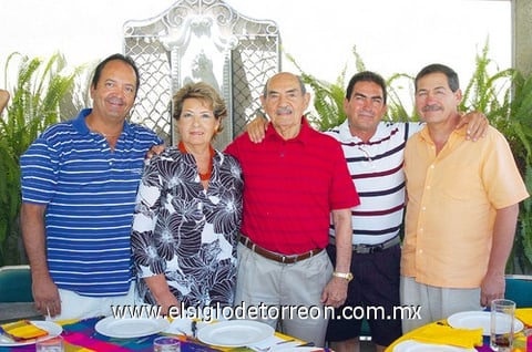 08062009 Junto a sus hijos César, Cristina, Marco Antonio y Octavio aparece el festejado.