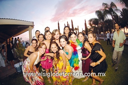 Las mejores amigas de la novia la llenaron de buenos deseos.