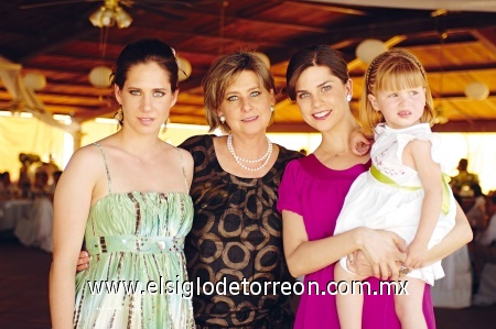 Los chiquitines también fueron fotografiados acompañando a los adultos.