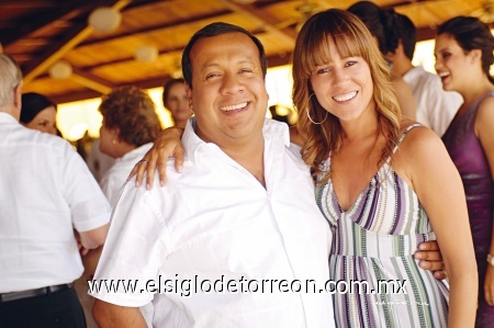 Tíos, primos y demás familiares felicitaron a la pareja.