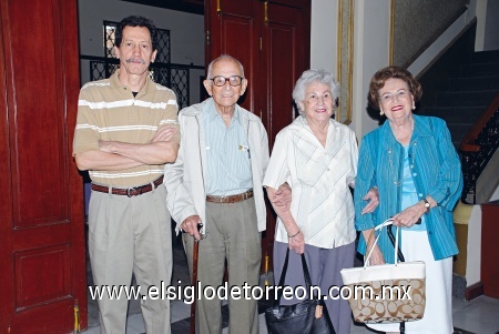 José Estrada Attolini, Enrique Vázquez, Flora de Vázquez y Yolanda de Estrada.