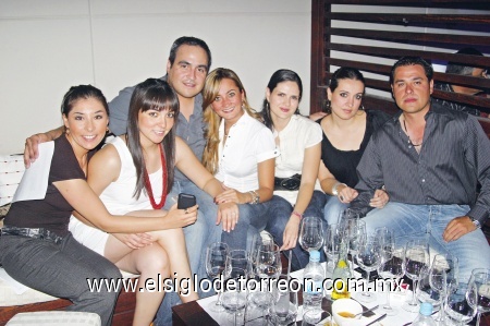 Ángeles Gómez, Elizabeth Gómez, Monseñor Benitez, Erika García, Eva Alborez, Maribel Fernández y Fair Rodríguez.