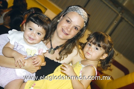 Gaby y sus hijas Isabel y Paulina Mojica.