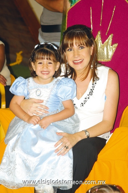 Derroche de diversión
La festejada Jimena Mortera Sánchez acompañada de Lilia su mamá.