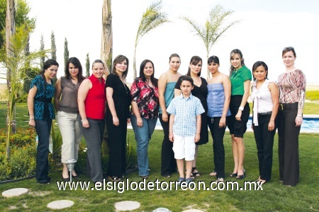 Será mamá
Emmy Romero de Torres en su fiesta de canastilla acompañada por sus familiares y amigas.