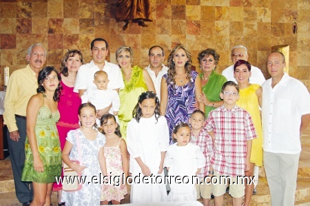 Recibe las aguas del Jordán
Liz Ochoa fue bautizada y fungieron como sus padrinos Doris Ochoa de Sainz, German Sainz, German, María José y Juan Pedro.