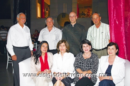 Charlaron con el artista 
Dr. José Pinto acompañado por el artista plástico Gabriel de la Mora, Gustavo, Javier, Adriana, Rosario, Lupita y Alma Rosa.