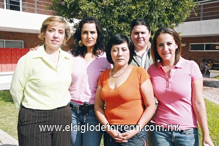 Gran festejo en la UVM
La Rectora Martha Silvia Argüelles, Zenorina Ramírez, Esther Castañeda, Valeria Carlos y Fernando Aguilar.