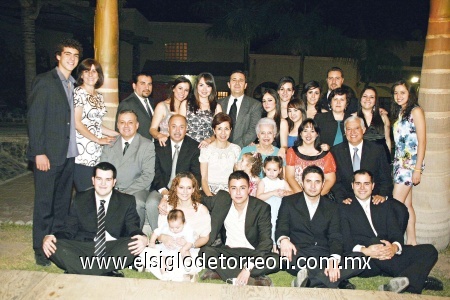 Se festeja en familia 
La señora Concepción vda. De Urbina celebró sus 80 años de vida rodeada por sus bisnietos, nietos e hijos quienes la llenaron de felicitaciones.