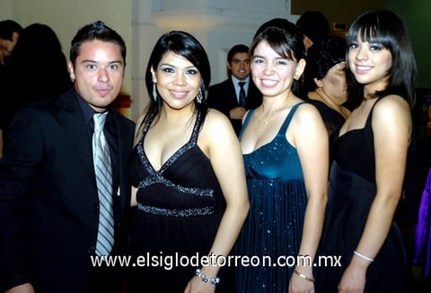 09062009 Graduados. Édgar Chávez, Denisse Martínez, Yazmín Gálvez y Zulema Ávila.