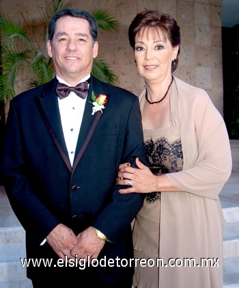 11062009 Papás del novio. Sergio Raúl Gutiérrez y Claudia Ceniceros, lucieron felices en la boda de su hijo. EL SIGLO DE TORREÓN / JESÚS HERNÁNDEZ