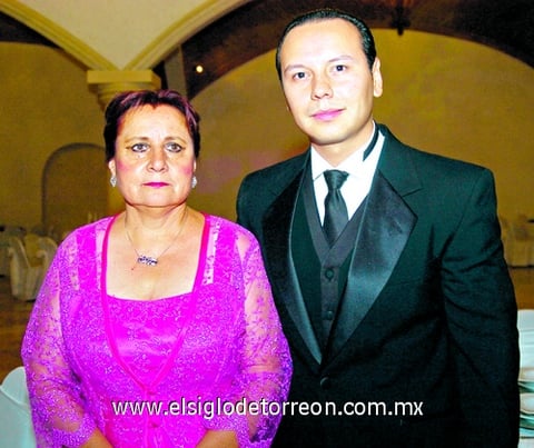 09062009 Señora Alma S. de Pacheco y Samir Pacheco, mamá y hermano del novio.
